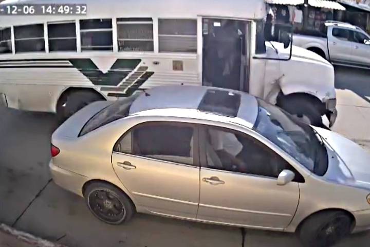 Chofer empuja a estudiante de camión en Cabo San Lucas tras negarse a cobrar tarifa escolar