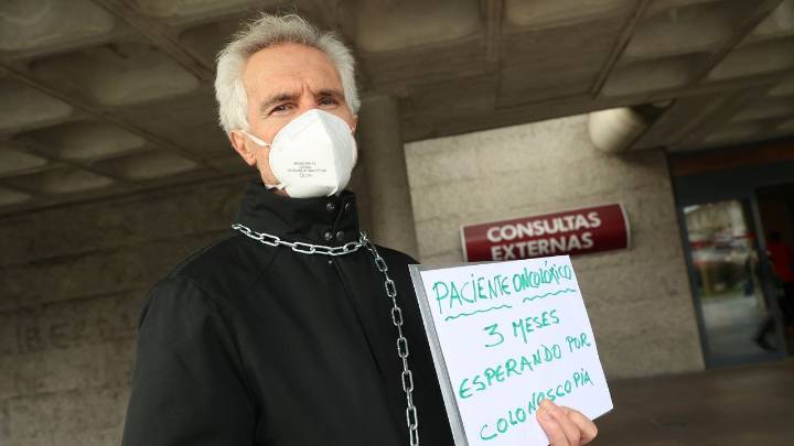 Un paciente oncológico se encadena en el hospital de Santiago: «Solo pido que me hagan una prueba»