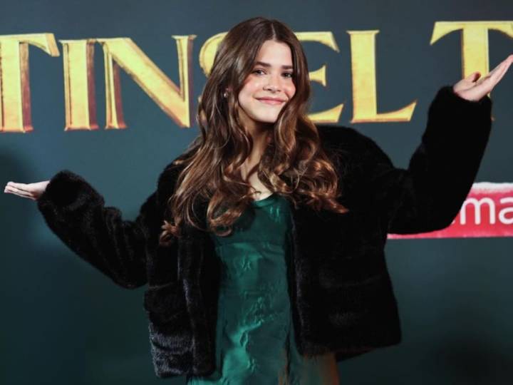 Su primera película navideña. Tiene 13 años, es hija de una leyenda de la música a nivel mundial y rompió con el anonimato para debutar como actriz