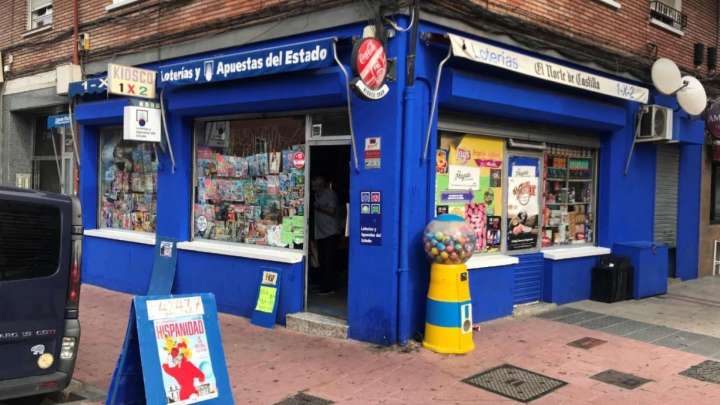 El quiosco de barrio, con 50 años, que ha dado un gran premio: "Será un décimo. Valían 15 € y cuesta rascarse el bolsillo"