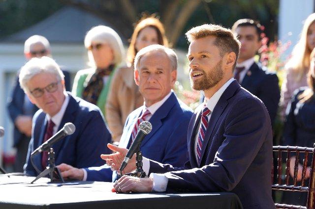 Gobernador de Texas promueve los clubes escolares “Turning Point USA”