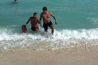 Rescatan a joven tras ser arrastrado por una corriente en Playa Delfines de Cancún