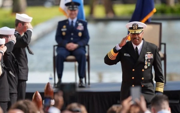 Dimite almirante que dirige tropas de EU en AL