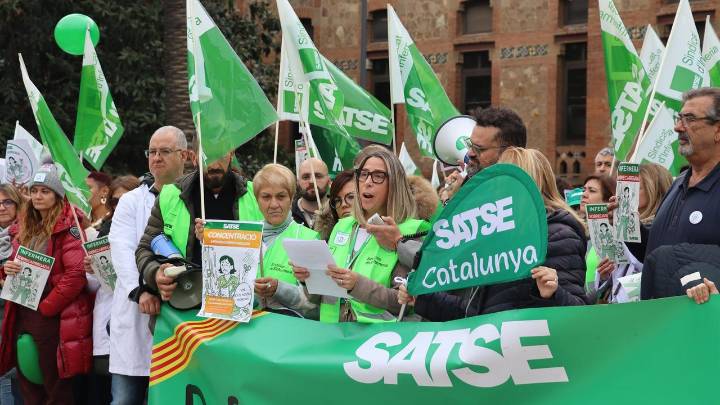 Enfermeras de Cataluña protestan por su "situación límite" ante la conselleria de Salud