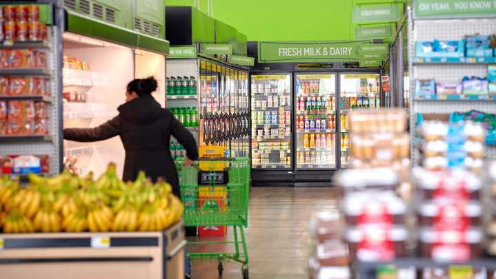 Dollar General boosts outlook as value pitch draws shoppers