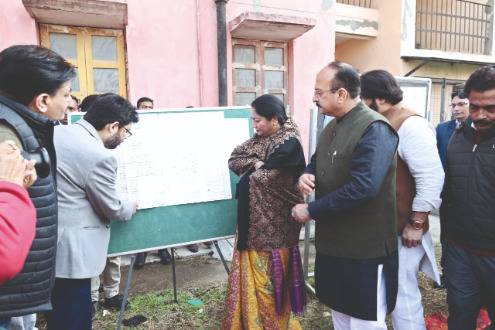 CM inspects neglected Bhalaswa EWS flats