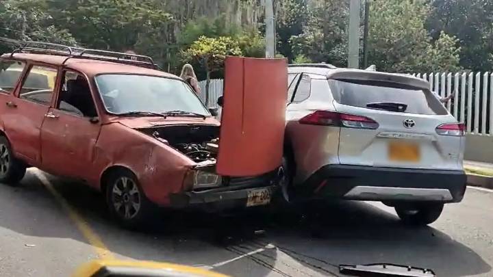 ¡Invadió el carril! «Humilde» Dacia habría perdido el control y chocó contra una Toyota en Los Balsos ¿tendrá seguro?