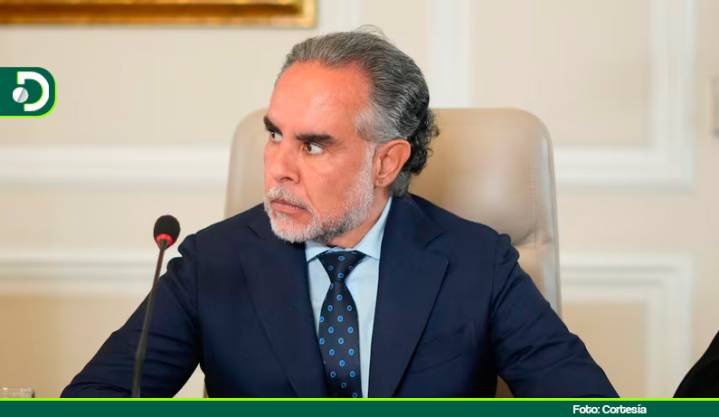 Ministro Armando Benedetti denuncia que su celular fue hackeado con Pegasus