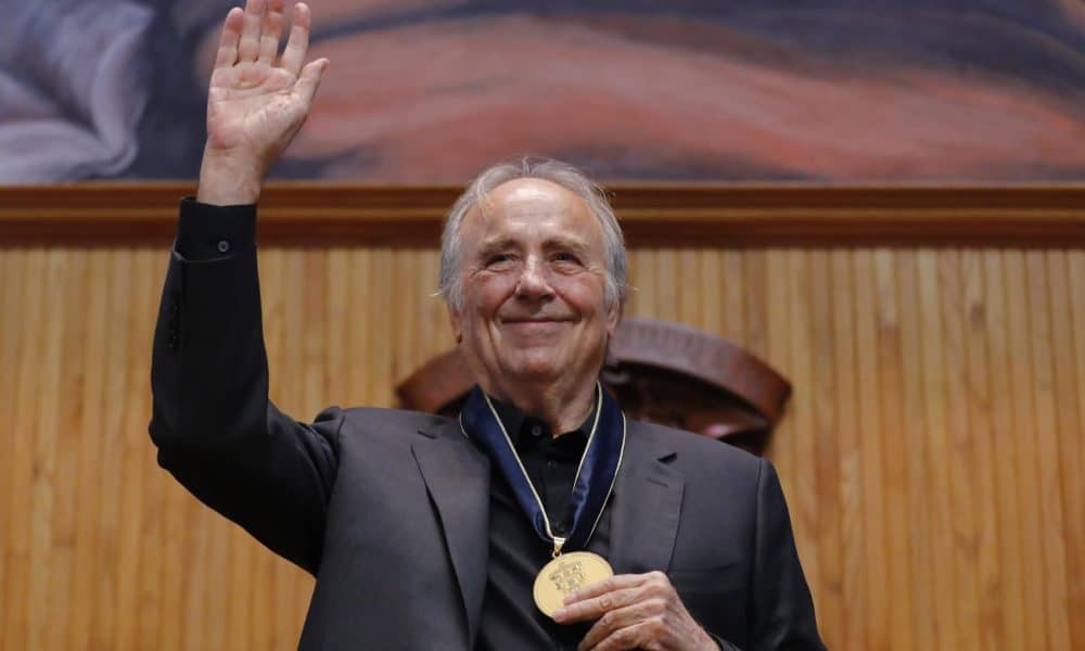 Serrat recibe un doctorado honoris causa que fortalece su “cadena de amor” por México