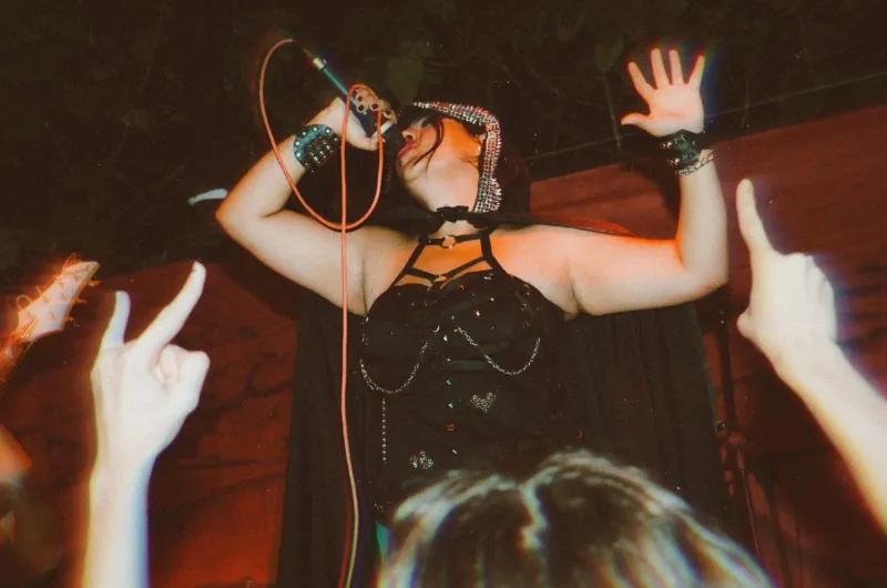 Sofi Quiroga, la voz que empuja el cupo femenino del metal santiagueño en el "Añoranzas Rock"