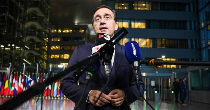 Albares pide que la situación de Venezuela se resuelva «por medios pacíficos»