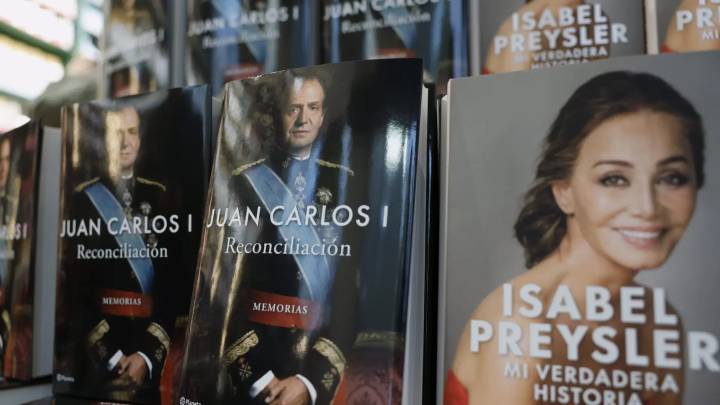 Las memorias del rey Juan Carlos, que llegan este miércoles a las librerías españolas, están dedicadas a su familia, menos a Letizia