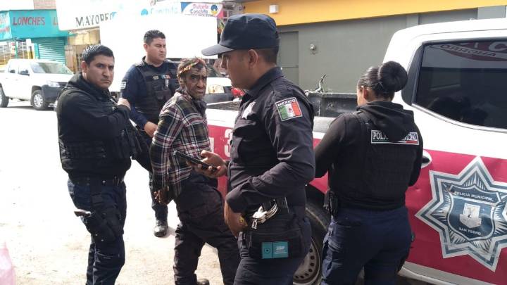 Hombre en estado de ebriedad amenaza con cuchillo a policías en La Laguna
