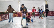 Inauguran pista de hielo gratuita en el Palacio Municipal de Tijuana