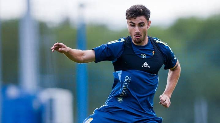 Álex Forés y su falta de minutos en el Real Oviedo: «¿Salir en enero? Solo pienso en el Sevilla»