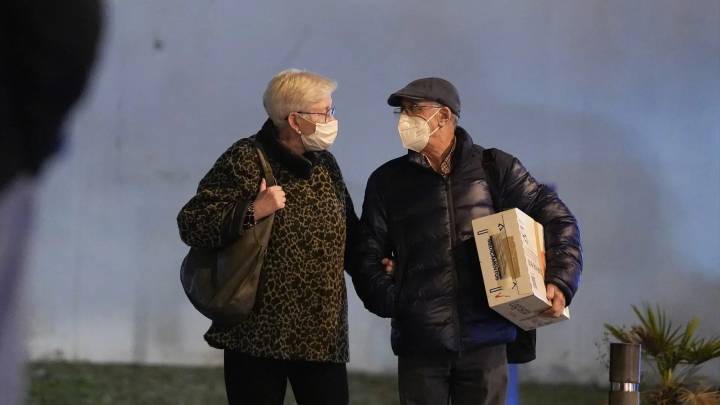 Las mascarillas son obligatorias en hospitales y residencias de Catalunya: ¿quién debe llevarlas?, ¿hasta cuándo?...