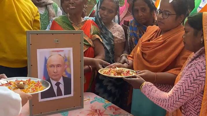 Vladimir Putin's India Visit: Locals In Varanasi Perform Arti Before Russian President's Framed Photograph; Internet Reacts