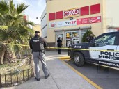 Hombre en situación de calle fallece frente a un Oxxo en la Plaza Victoria
