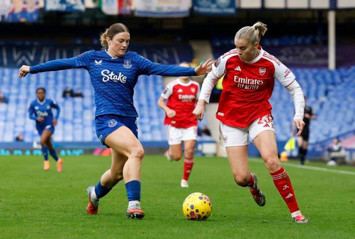 Soccer-Williamson's first game since Euro final a highlight of Arsenal win