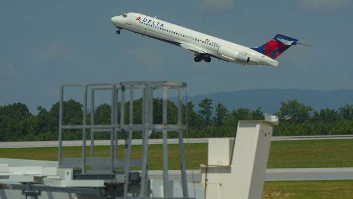 Why are Delta flights delayed today between Des Moines, Detroit?