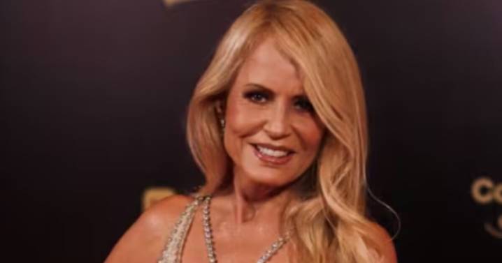 Cecilia Bolocco deslumbró con un vestido de alta costura reciclado: la lección de elegancia que inspira los looks de fiesta 2025