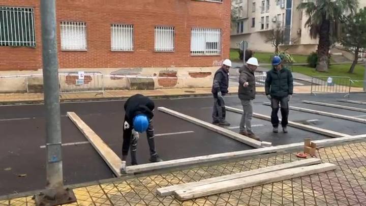 Una estructura de tablones de seis metros de altura sostendrá la fachada en riesgo de colapso de Aldea Moret en Cáceres