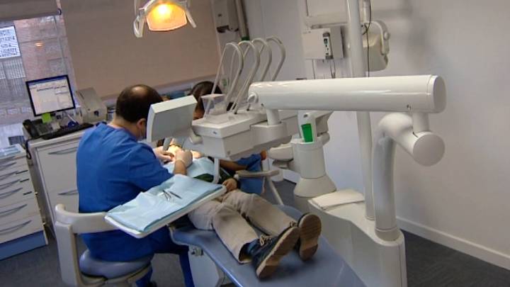 La niña de 4 años ingresada por el tratamiento dental en la clínica que murió otra niña en Alzira recibe el alta