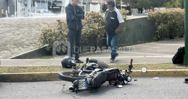 Fuerte choque en B° Tres Cerritos: automovilista se llevó puesto a un motociclista