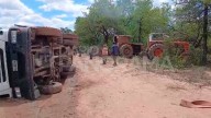 Un camión batea volcó durante tareas de enripiado en la Ruta Provincial N° 4 y…