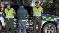 ¡Lo pillaron en pleno control vial! Fugitivo con alerta azul de Interpol fue detenido en Caldas