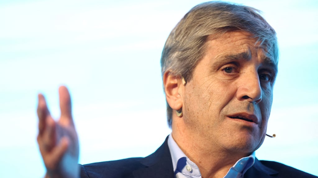 Tras la baja de retenciones al campo, Luis Caputo anunció cuáles son los otros impuestos que tiene en la mira