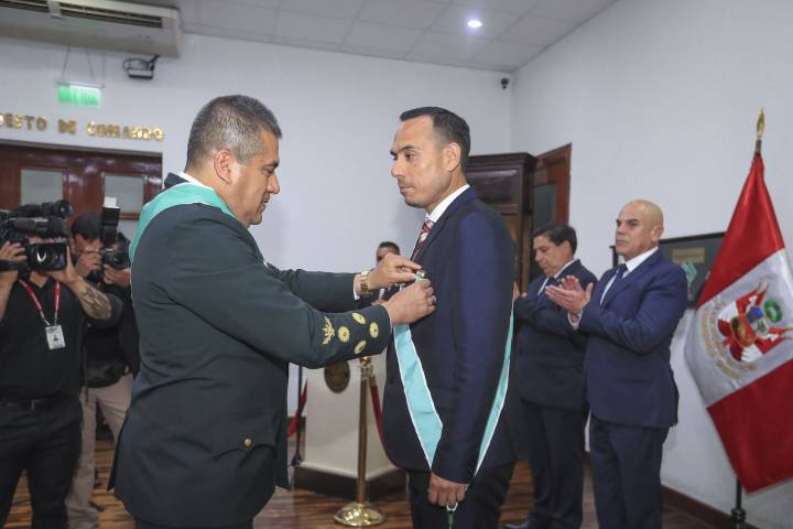 Presidente Jerí recibe la Orden al Mérito PNP durante ceremonia en el Ministerio del Interior