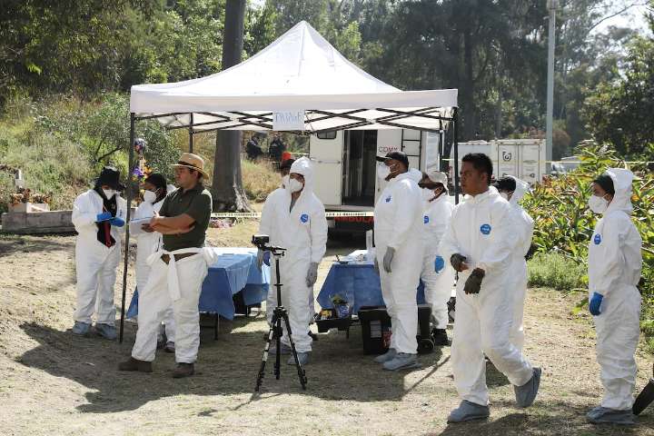 Recuperan 23 cuerpos sin identificar de una fosa común en un cementerio de CDMX