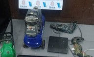 La policía busca a los dueños de elementos secuestrados durante un allanamiento