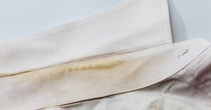 Ni lavandina ni bicarbonato: cómo eliminar las manchas amarillas de sudor de la ropa blanca 