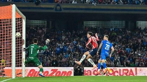 Cruz Azul vence a Chivas en un dramático duelo y es semifinalista