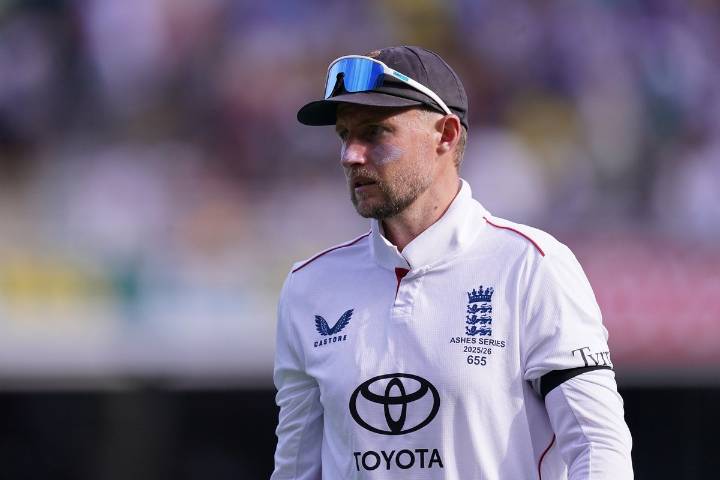 Joe Root wants England to respond after fielding errors give Australia edge