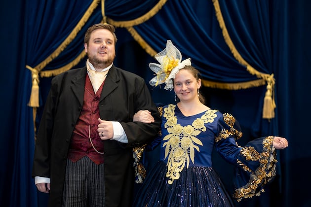 Photo gallery: Fans gather — with swords and masks in tow — for Brandon Sanderson’s fan convention