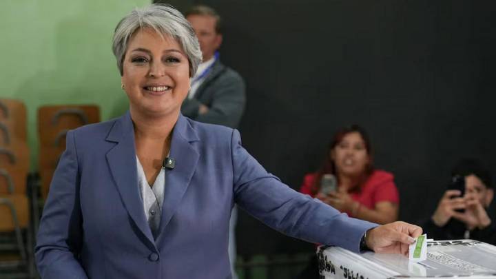 Jeannette Jara vota convencida de que puede torcer el pronóstico y pide mantener la coalición 14 de diciembre de 2025 | Internacional "Lo que le puedo contar es lo que yo hice como ministra. No solame