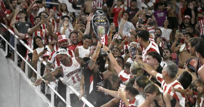 Verón celebró el título de Estudiantes en la tribuna y se fundió en un abrazo con los hinchas