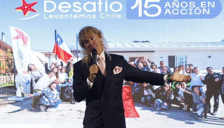 Farkas hizo entrega de casas a damnificados en Quilpué: fueron financiadas con la venta de una propiedad donada por el empresario