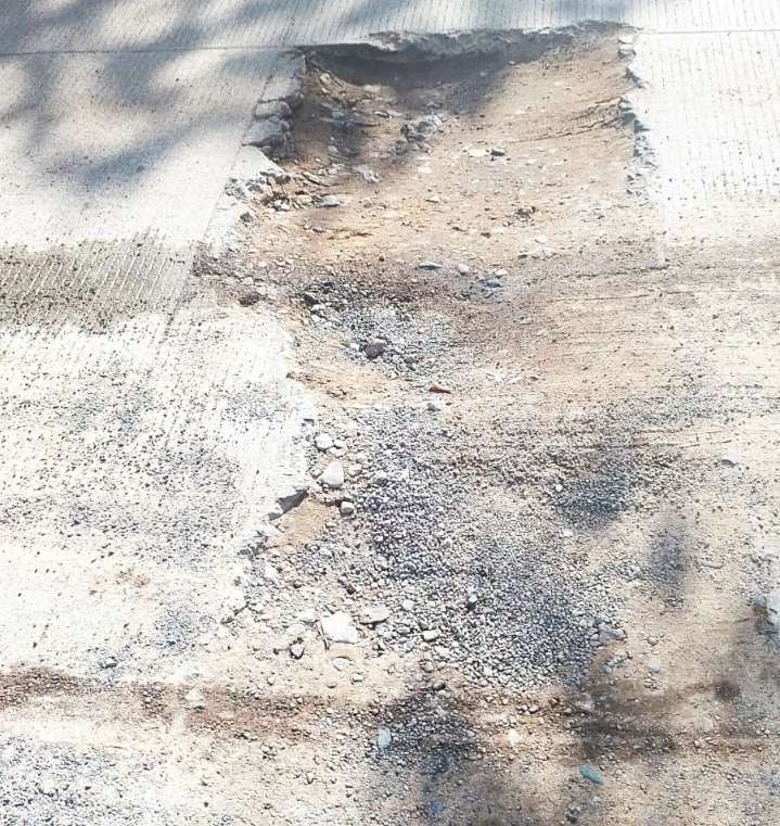 Vecinos de la colonia Infonavit reportan daños en la calle Javier Mina