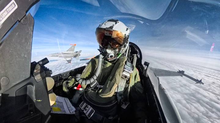 "Vuelo histórico": los F-16 continúan viaje rumbo al Área de Material