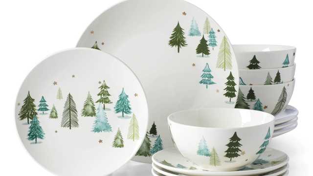 Last-minute Christmas dinnerware deals with fast shipping