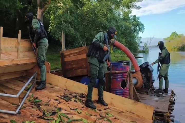 FANB destruye cinco embarcaciones usadas para minería ilegal en Bolívar