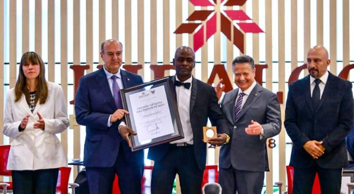 Anuncia Menchaca construcción de villa deportiva y entrega Premio Estatal del Deporte