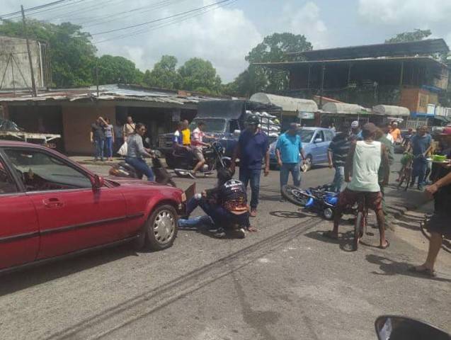 Un carro chocó a una moto al perder el control de los frenos, según una versión