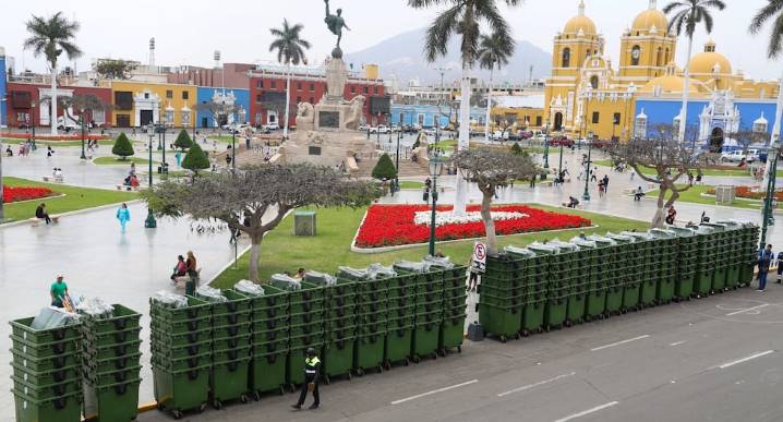 Critican retiro de contenedores de basura de las calles en Trujillo