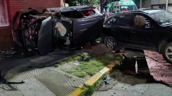 Un conductor chocó a una camioneta y atropelló a una familia que caminaba en Flores: una mujer está grave