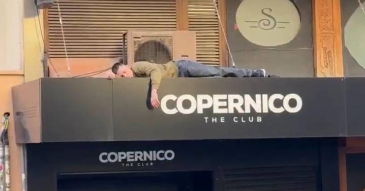 Un joven aparece dormido encima del letrero de una discoteca de Madrid y los bomberos le tienen que bajar
